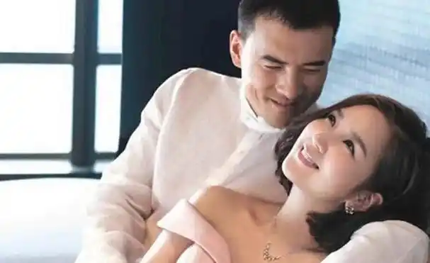 回顾释小龙何洁分手多年后一个身家过亿一个捉襟见肘