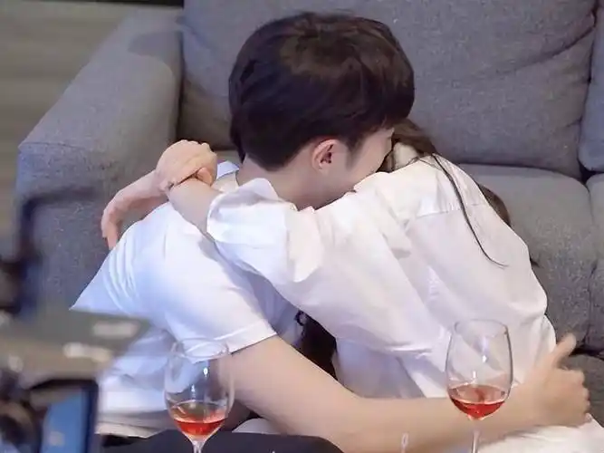 和姐姐适配度太高,在3分钟8次激吻后,今现黑色诱惑_赖冠霖_杨颖_弟弟