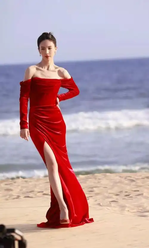 gq盛典女明星造型热巴穿吊带裙似花仙子baby连穿两套高定礼服