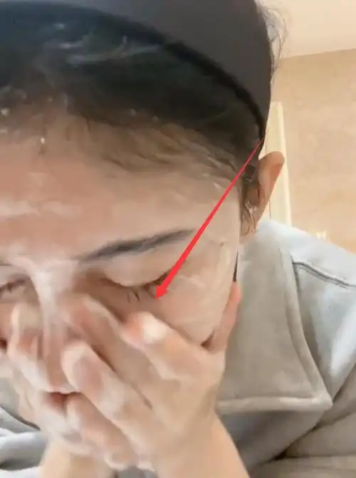 不过在鞠婧祎洗脸的时候,细心的网友也发现了一个细节,就是鞠婧祎的