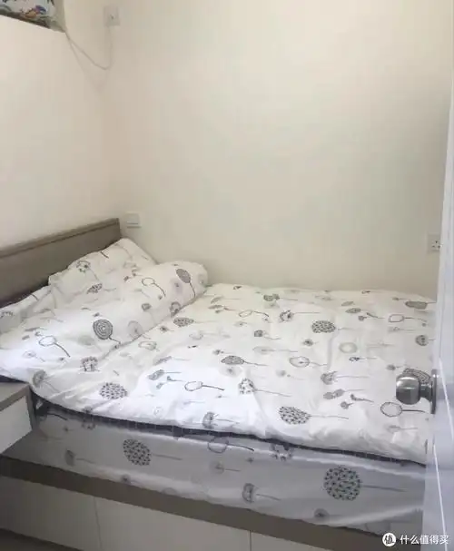 香港一户人家的真实生活:4口人蜗居36㎡小屋,网友:再小也是家