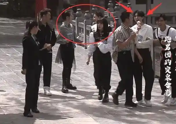 跑男录制花絮,蔡徐坤吃雪糕一脸开心,baby和苗苗热聊,宋雨琦落单_节目