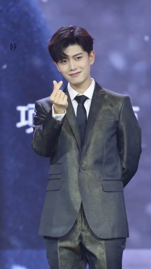 任嘉伦各个角度的比心