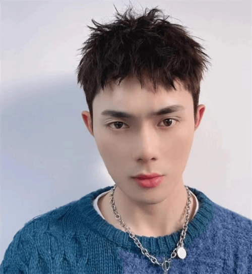 飞机头既视感的铲青发型,简单自然好打理,夏季这样剪格外爽朗.