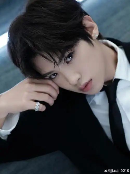 黄明昊电影奇遇夜出图!好帅气好贵气的一套白衬衫黑西装!