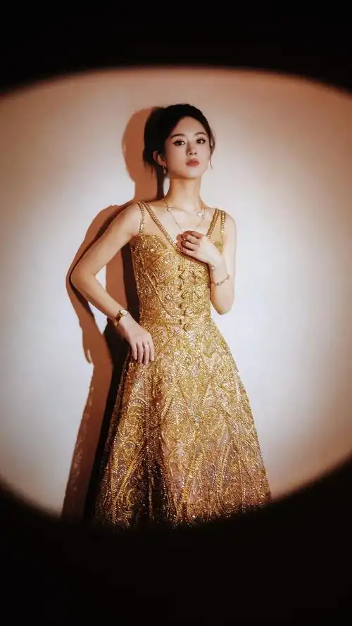 赵丽颖出席白玉兰金色战袍超闪亮花苞盘发温柔又大方