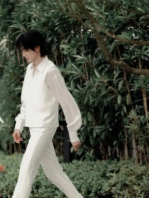 宋亚轩全身照壁纸