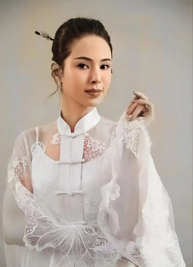照片中,李若彤身穿白色薄纱礼服,清新脱俗,皮肤白皙的紧致,仿佛回到了