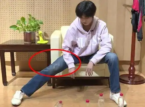 宋亚轩穿紧腿裤只敢拍上半身?当镜头对腿特写后,确定有130斤?