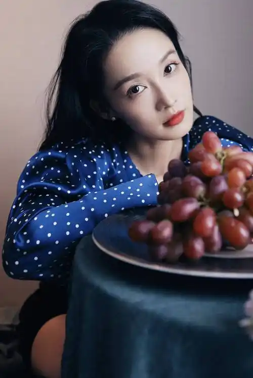 美艳女星李沁的高跟鞋美图_凉鞋_黑色_女明星