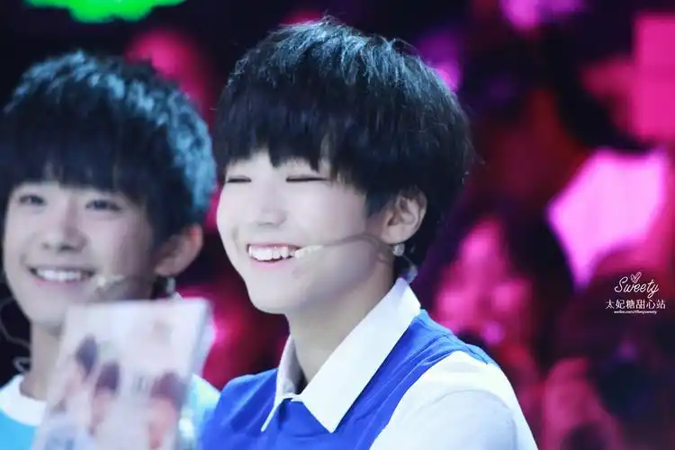tfboys王俊凯年代秀录制图面露微笑露虎牙萌萌哒