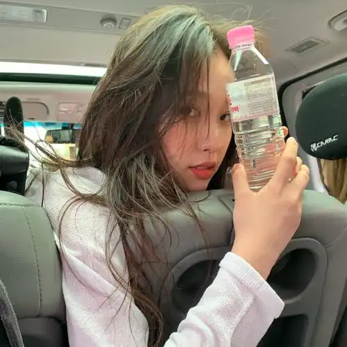 兔牙双马尾. 虞书欣可二改.看简介.你一票我一票.明天欣欣就出道.