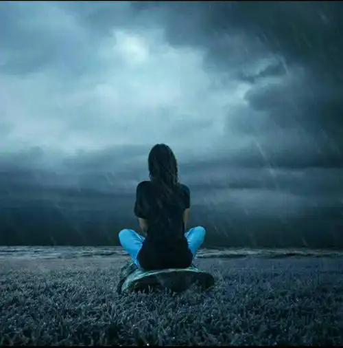 求大神把这个女孩子旁边有一个人给她撑着伞p图一下谢谢,我要那个意境