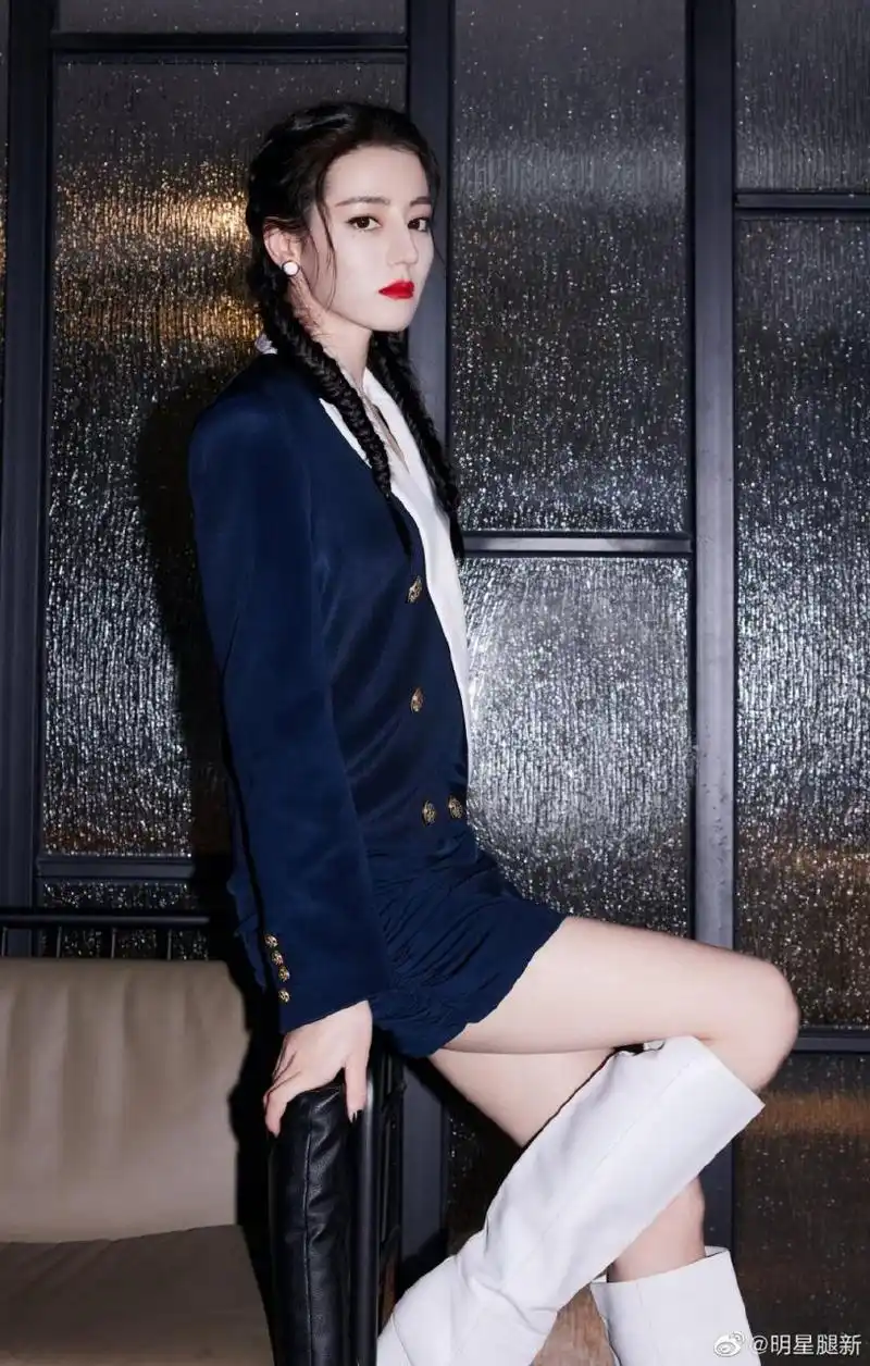 迪丽热巴美腿穿白色复古摩登白靴,皓齿红唇娇艳欲滴