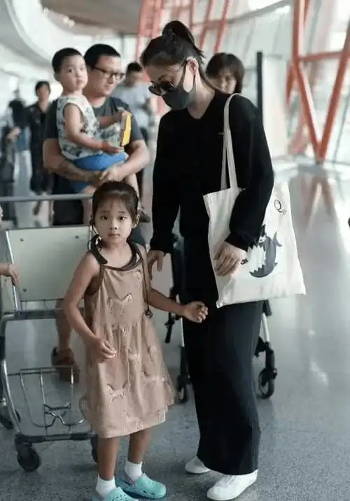 梅婷一家四口同框!夫妻俩光顾照顾儿子,女儿跟身后露委屈脸!