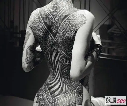 美女性感时尚的满背纹身