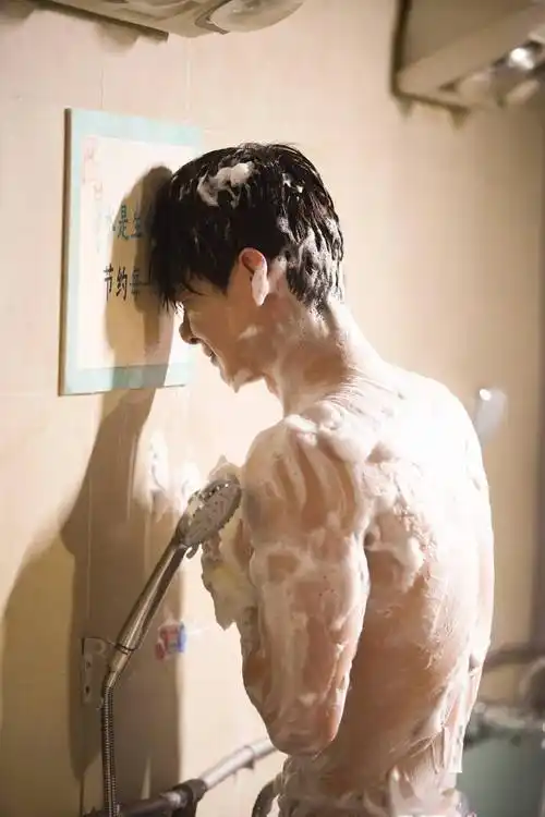 养老剧还有肉看白敬亭八零九零曝洗澡大片