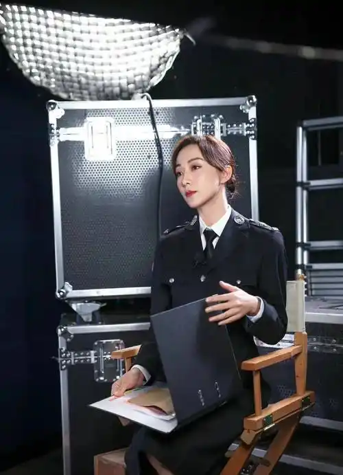 韩雪制服造型,这一波拍摄花絮,很是迷人呀_一身_什么_服装