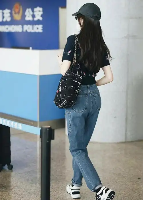 唐嫣越来越少女了,穿"奶奶衫"照样配牛仔裤,显瘦又减龄|纯色|穿搭