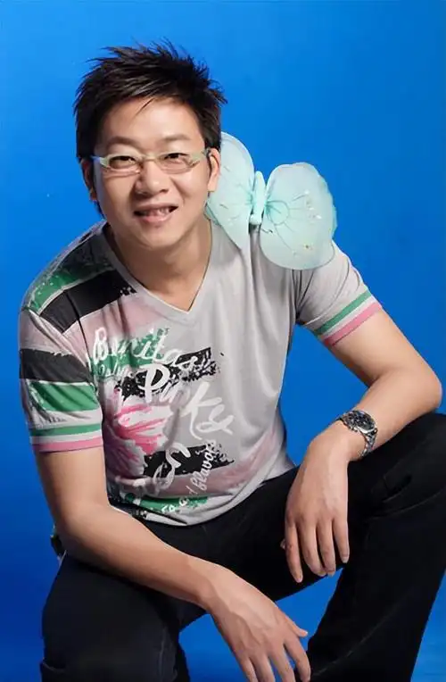 51岁林海曾是央视著名主持为正义怒摔耳机二婚何婕获幸福