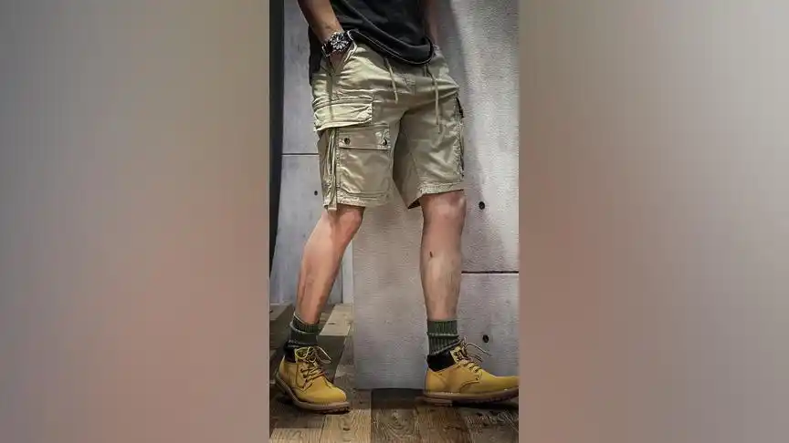 卡其色短裤搭配大黄靴,在配上军绿色袜子,简直不要太帅!