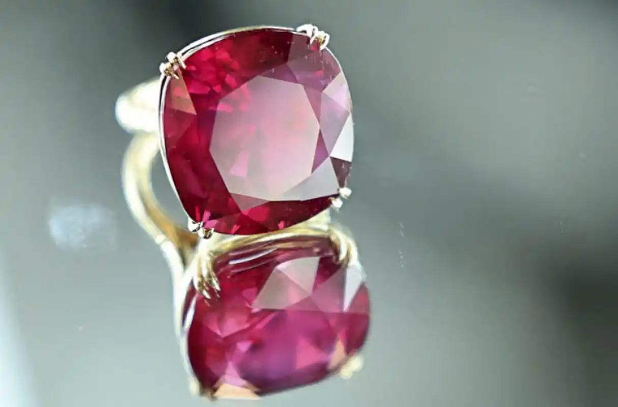 世界最大红宝石拍出3480万美元.