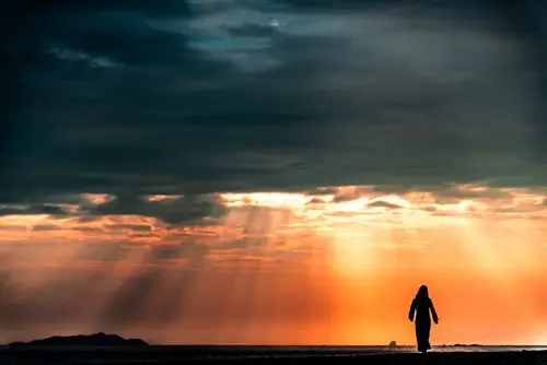 夕阳下的孤单背影