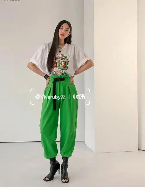 dint休闲t恤搭配绿色高腰休闲裤