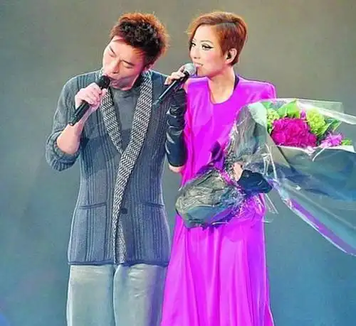 郑秀文一个坚韧的女人应在浮华中沉沦在逆流中永生