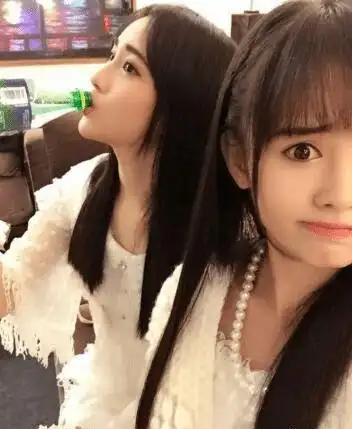 鞠婧祎赵嘉敏挽手同框尽显姐妹情深高颜值美女互动超级甜