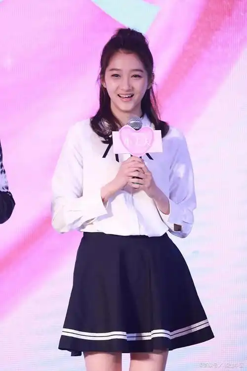 关晓彤,一个风华绝代的年轻女演员,以其出色的演技,独特的气质和可爱