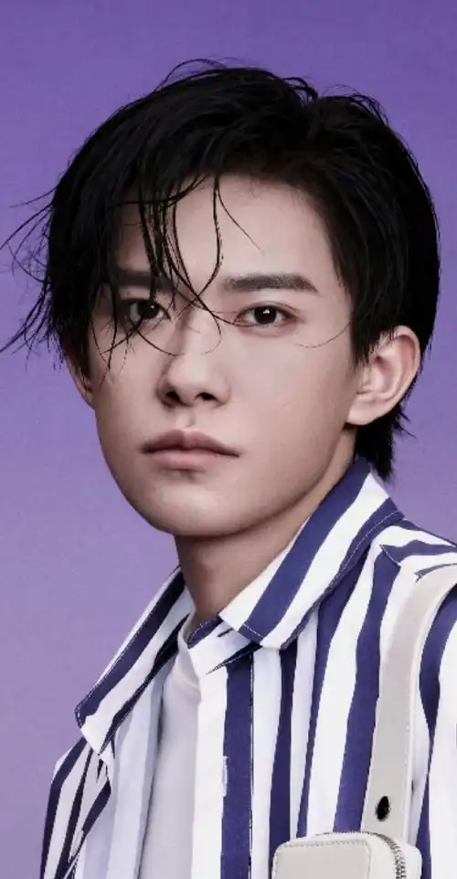 18张都不够放的易烊千玺湿发造型今天这个预告看得我心痒痒@tfboys-易