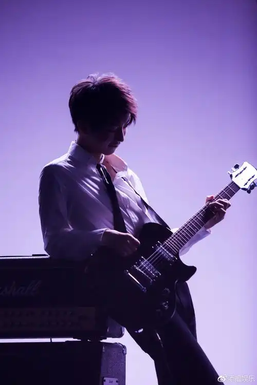 号称"王不露"的王俊凯同学,你能不能把衬衣的纽扣系好?