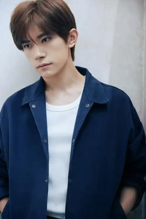 易烊千玺超话今日活动造型,深蓝套装配栗色长发,简约清爽的气质,这是