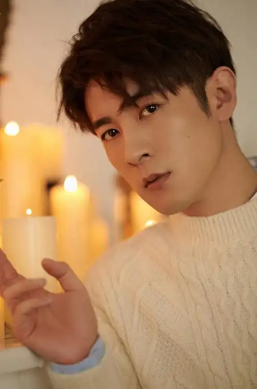 简介:季肖冰温润帅气冬日写真图片,分享一组季肖冰图片给大家,图中的