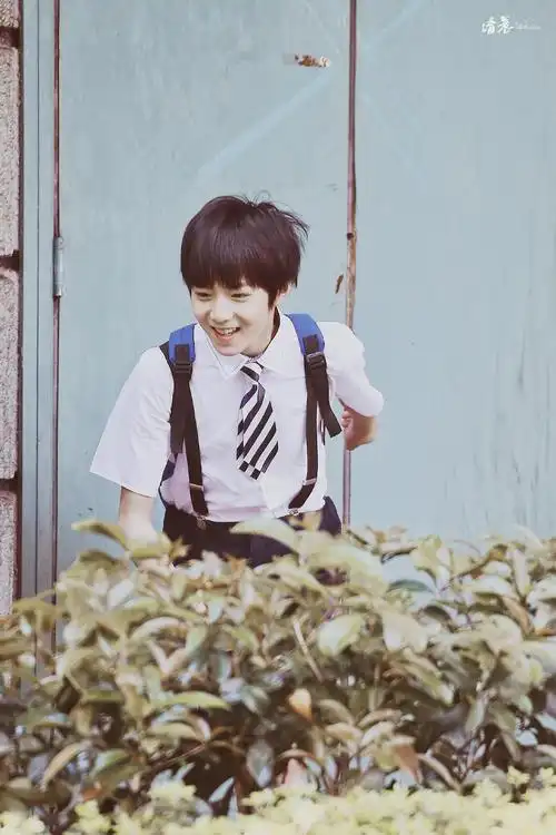 12岁的刘耀文,背着小书包乖乖去上学的刘耀文