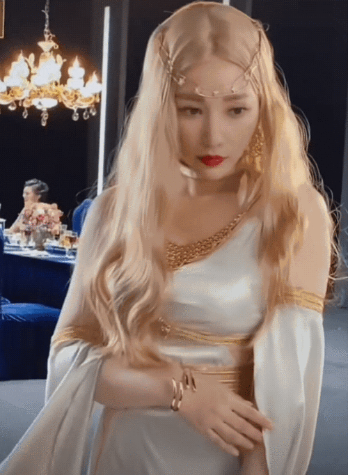 柳岩cos雅典娜造型