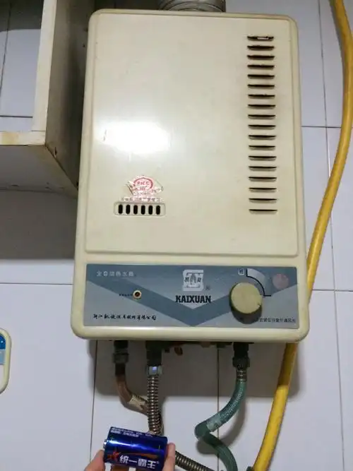 凯旋老款燃气热水器放完电池指示灯也不亮 也出不了热水 咋回事 啊