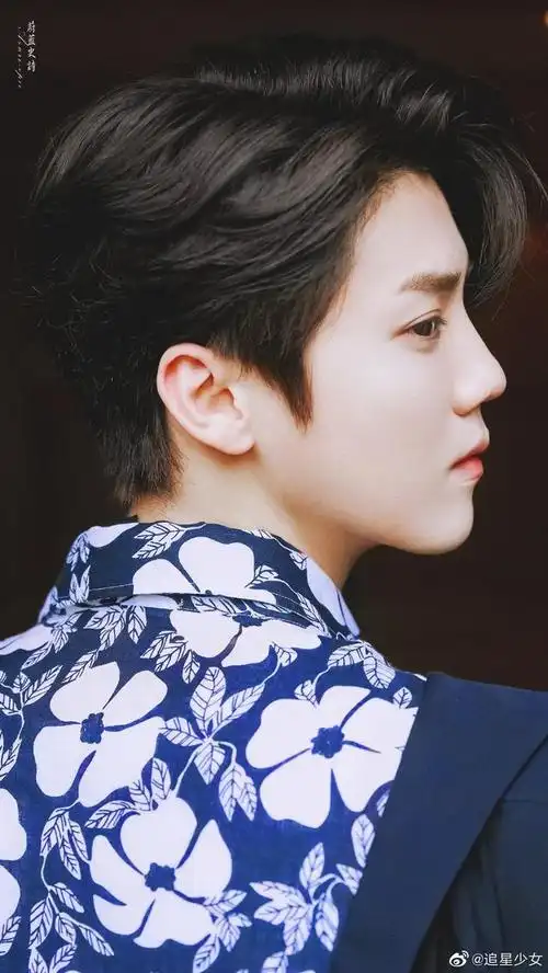 200430在线欣赏鹿晗名品侧脸优越鼻梁线条精致的不像话