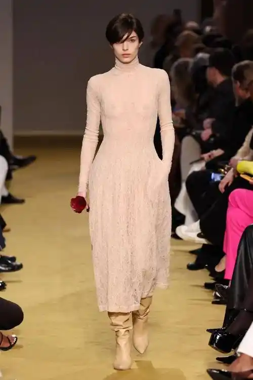 透视连衣裙,衬裙和内衣:闺房时尚比以往任何时候都更性感_时装周_潮流