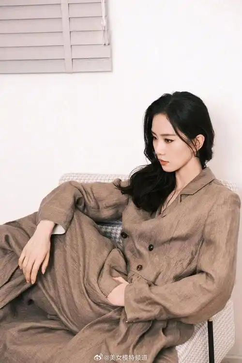 刘诗诗分享库存随拍着褐色大衣显温婉知性气质