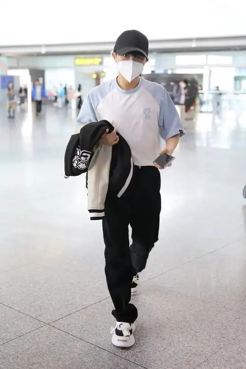 男星街拍 | 本期男明星们是捅了蓝色look的窝嘛?