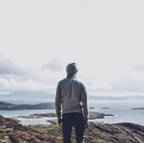 微信头像男图片深沉男人背影_微信头像帅气男生成熟稳重背影大图