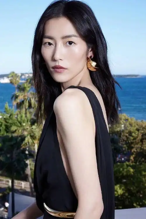 刘雯|戛纳电影节造型图,黑金配色干练优雅,美丽的圣罗兰女郎94