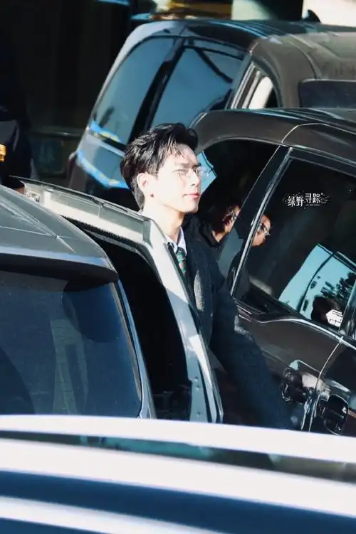 《群星闪耀时》宣传活动的李现,戴上金丝眼镜,穿着三件套西服,真的帅
