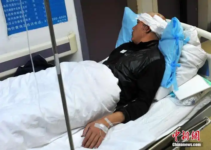 昆明暴力恐怖袭击案伤员在医院接受治疗