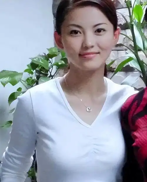 李湘,这位已经积累了大量财富的商业女强人,并未满足于现状,而是继续