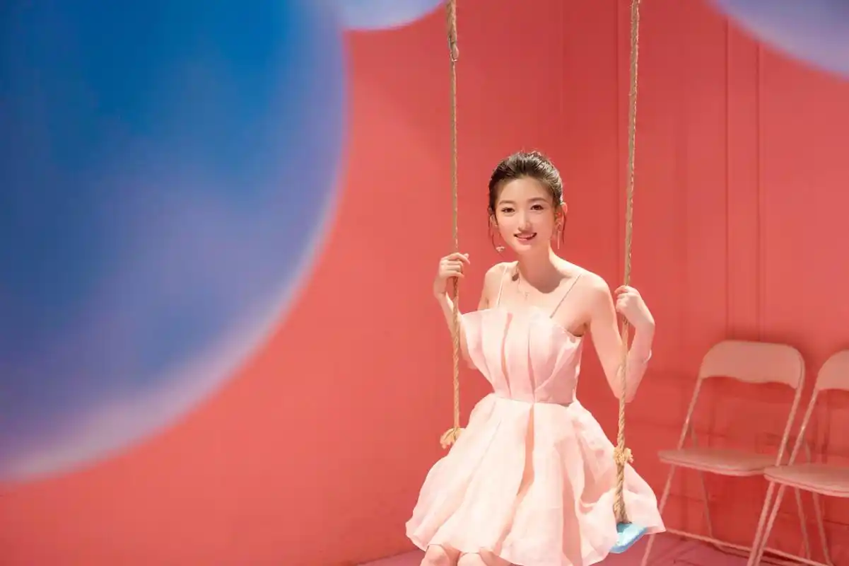 张晗粉红甜美系大片曝光活力初夏元气满满