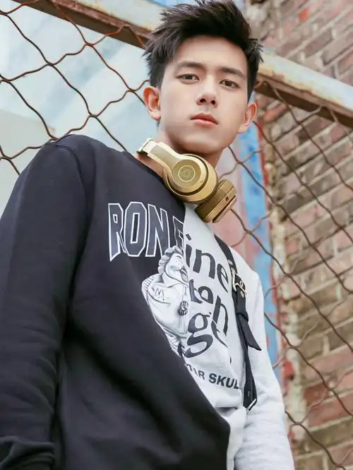 李现  #天现宝宝  #李现壁纸我家大男孩儿,怎一个帅字了得呀.