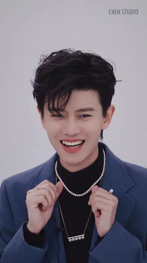 你笑起来的时候牙齿和珍珠好配这是可以说的吗…@任嘉伦allen-#tasaki